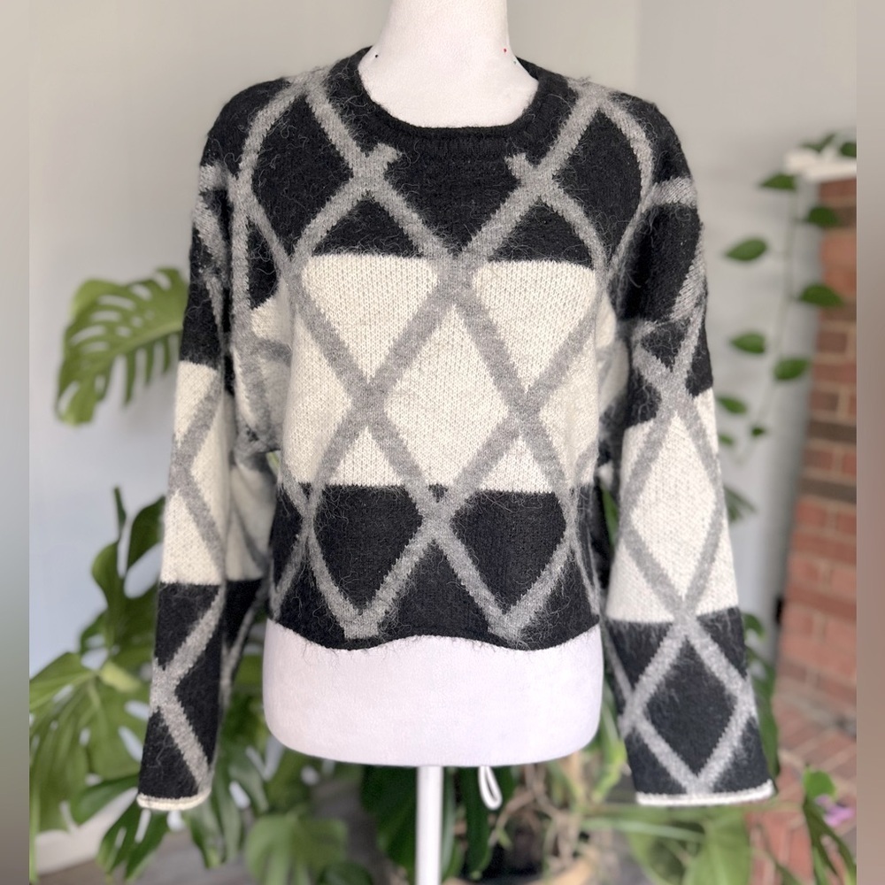 #3) NWT LiLi Sidonio white, black, gray Checkerbord Sweater with cozy size L